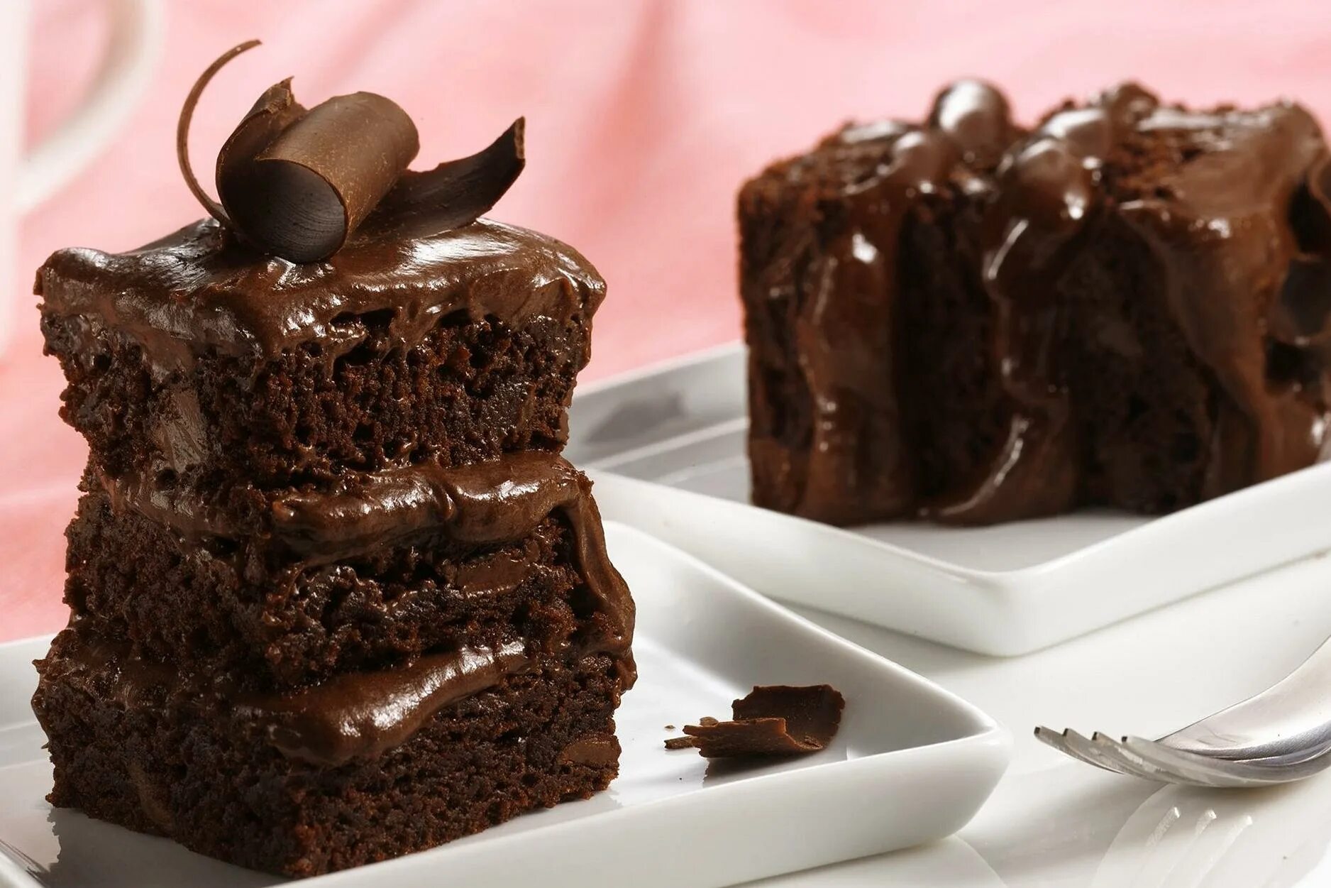 Просто брауни. Шоколадные пирожные Брауни. Торт Брауни шоколадный. Брауни с шоколадом. Американский десерт Брауни.