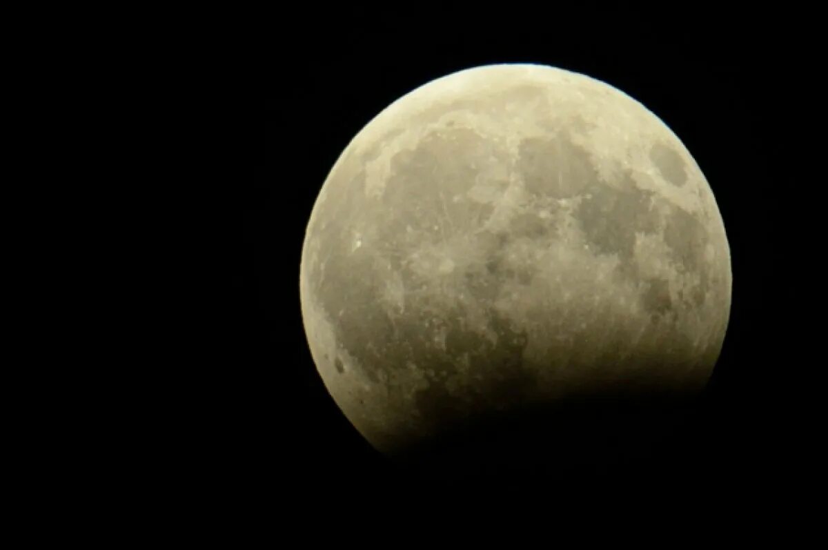 Поцелуй Луны и Сатурна. Луна Ставрополь. Луна в Ставрополе сегодня. Серебристая Луна.