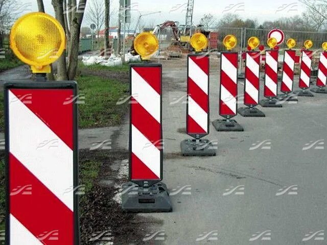 Направляющая пластина дорожная. Разделитель дорожный солдатик р605. Направляющая дорожная пластина "солдатик". Дорожные ограждения пластиковые. Сигнальная пластина.
