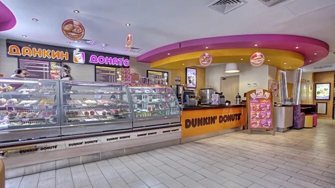 Кофейня donuts. Данкин донатс москва. Донатс кафе москва. Dunkin donuts вывеска. Тц рио алтуфьево.