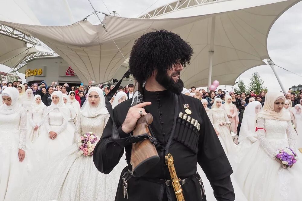 Кавказский жених. Кавказские жених и невеста. Чеченская свадьба. Невесты в Грозном.