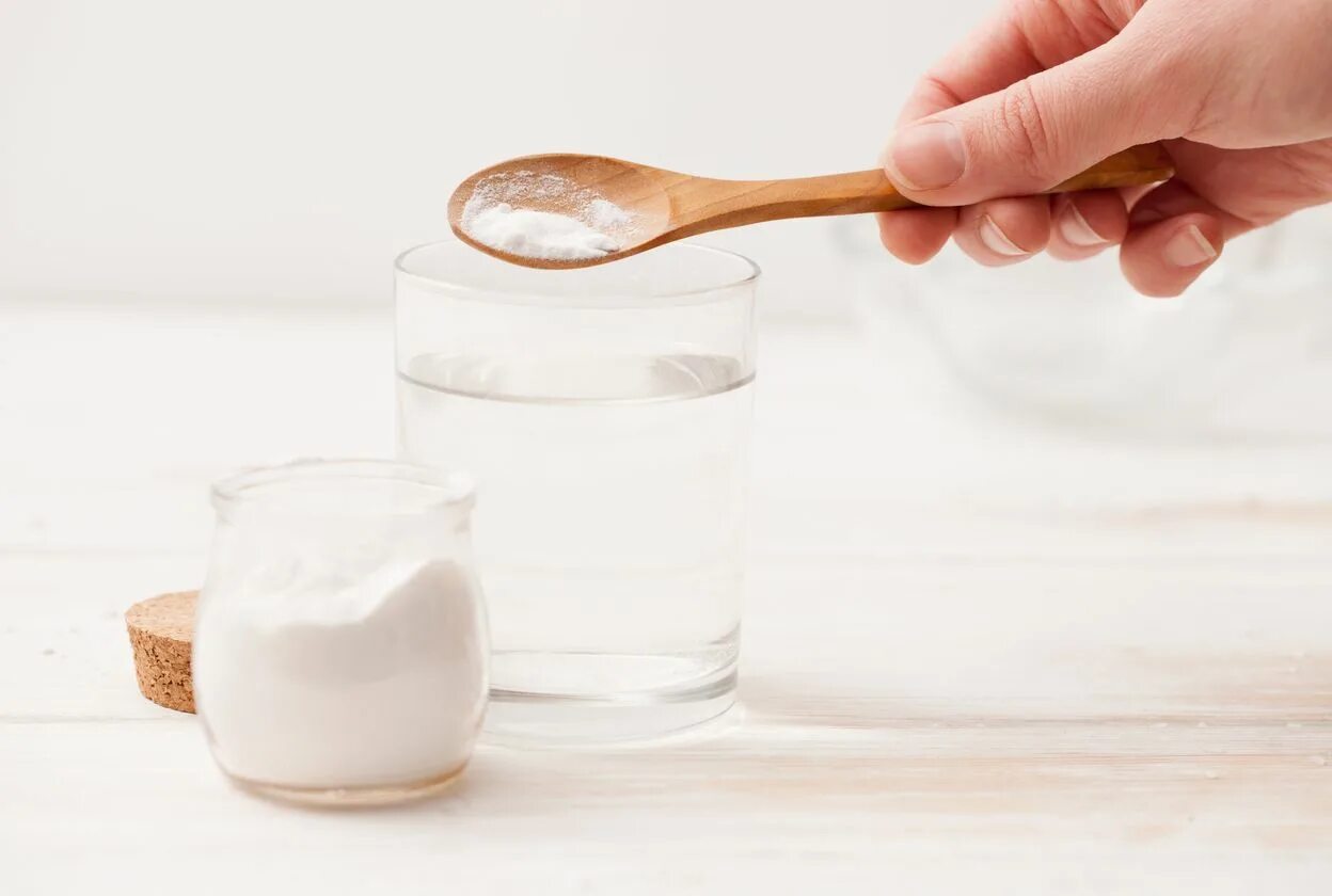 Чем можно растворить соль. Соль и вода. Сода и стакан воды. Ложка соды. Стакан воды с солью.