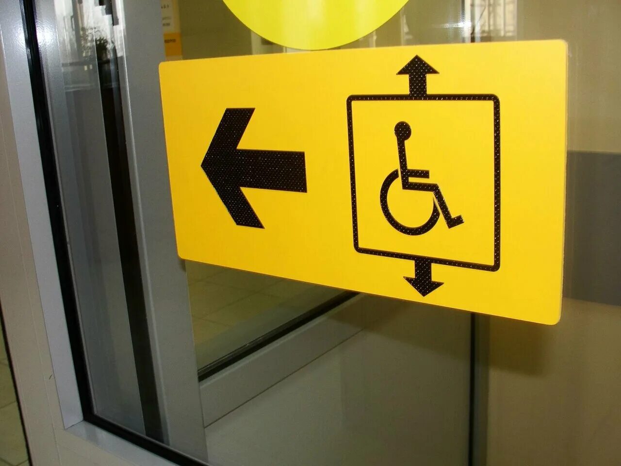 Безбарьерная среда для маломобильных групп населения. Двери для маломобильных групп населения. Кнопка вызова персонала для мгн. Доступная среда ставропольский край. Кнопка вызова для маломобильных групп населения.