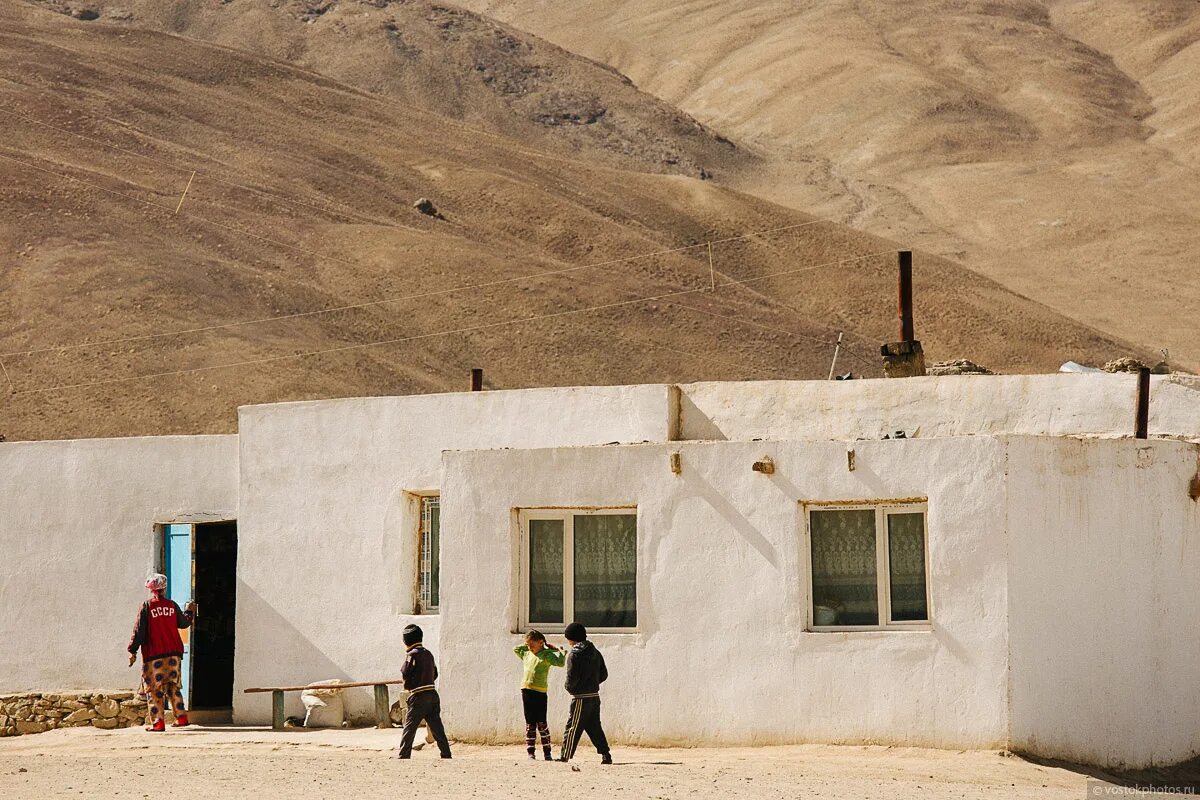 Кишлак лойоби фото. Таджикистан кишлак Мургаб. Кишлаки Памира. Село Памир Таджикистан. Памирский дом в Таджикистане.