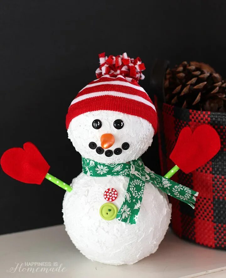 Поделка снеговик. Снеговик из пенопластовых шариков. Спортивный Снеговик поделка. Новогодняя игрушка Снеговик из пенопласта. Снеговик из пенопластовых шаров в садик.