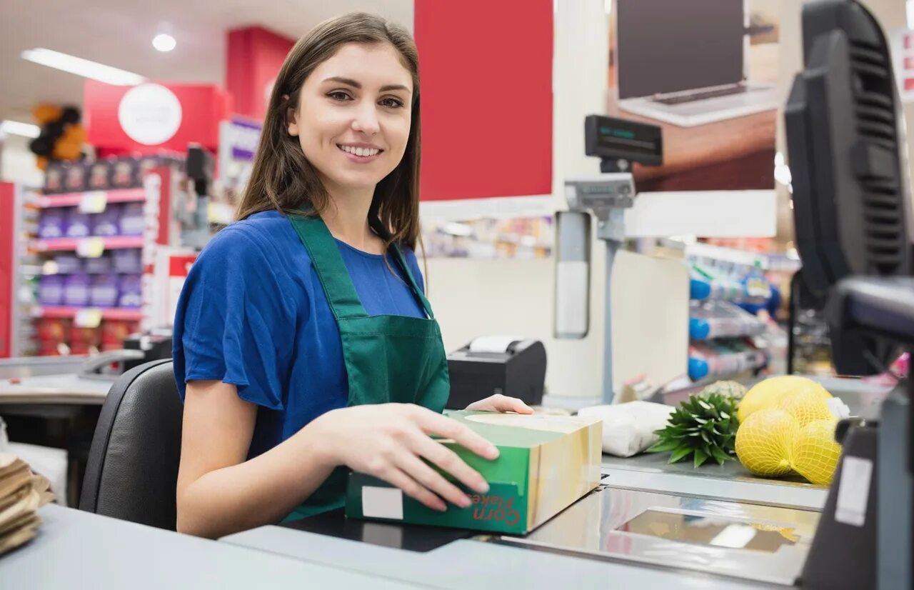 Кассир в продуктовом магазине. Продавец кассир. Девушка на кассе. Кассир в супермаркете. Девушка на кассе в магазине.