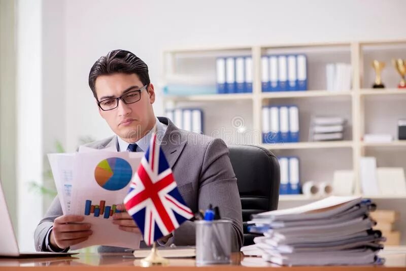 Британский бизнесмен. Роберт бизнесмен великобритания. Британские бизнесмены. Ричард брэнсон основатель корпорации virgin group. Бизнесмен великобритании.