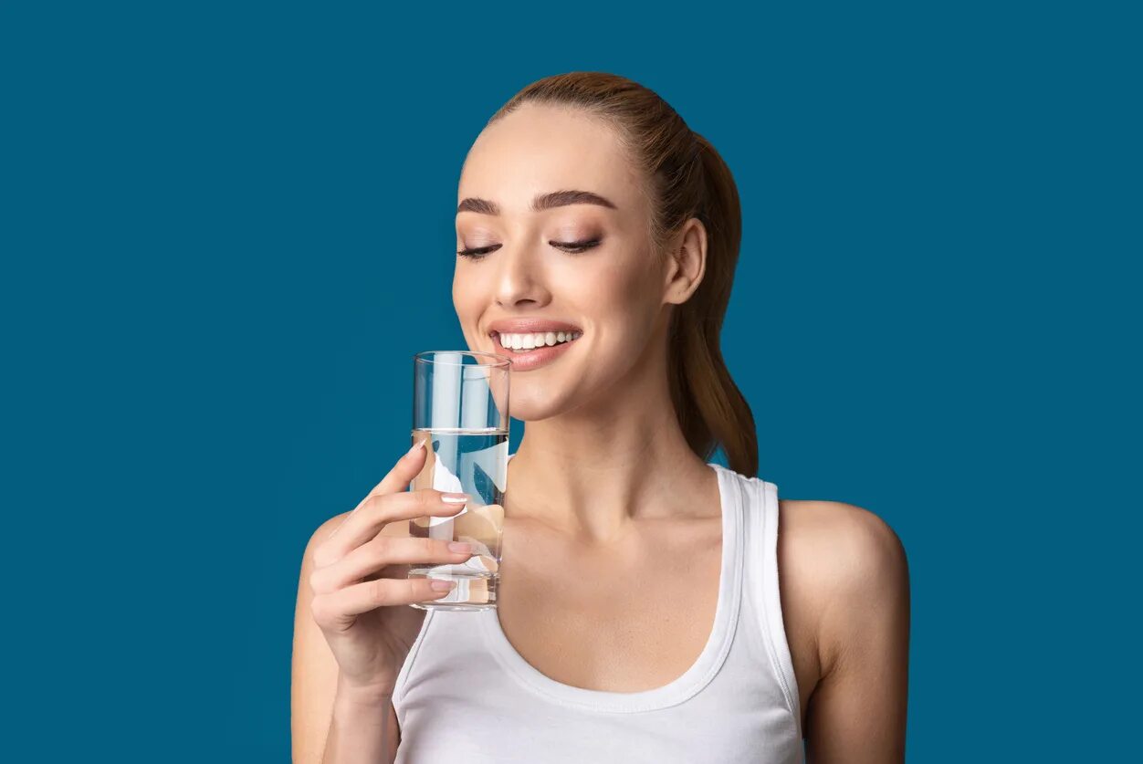 Нельзя пить воду стоя. Пьет воду из стакана. Девушка со стаканом воды. Пить воду стоя. Счастливая девушка с стаканом воды.