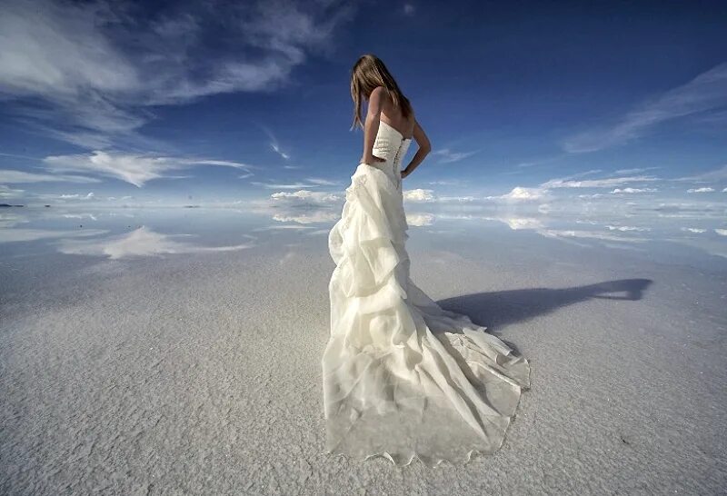 Девушка в белом платье. Девушка в длинном белом платье. Белое платье. Девушки длинном свадебном платье.