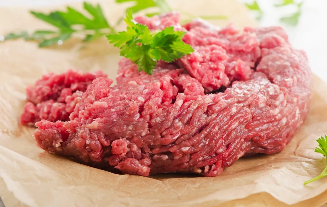Говяжий фарш в тарелке. «говяжий фарш по-португальски» - минчи. Ground beef. Фарш свинина говядина. Фарш.