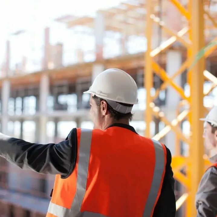 Стройка. Мастер общестроительных работ. Фон на строительную тематику. Строитель монтажник. Строительные работы.