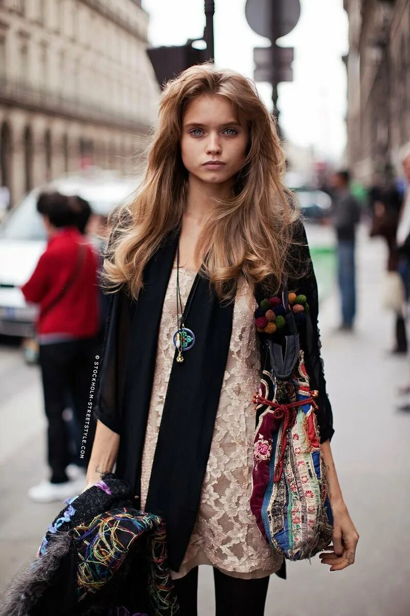 Как одеваются модели. Модели стрит. Сумка багет стрит стайл. Кара делевинь повседневный стиль. Стильный.