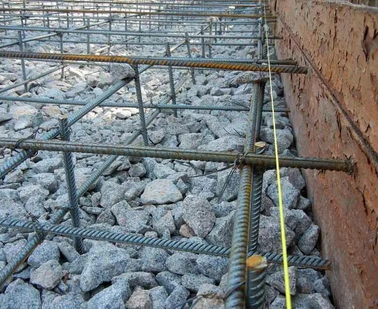 Арматура под плиту. Армокаркас монолитной плиты. Защитный слой бетона для 14 арматуры. Защитный слой бетона для арматуры в фундаменте. Защитный слой бетона для арматуры 12 мм.