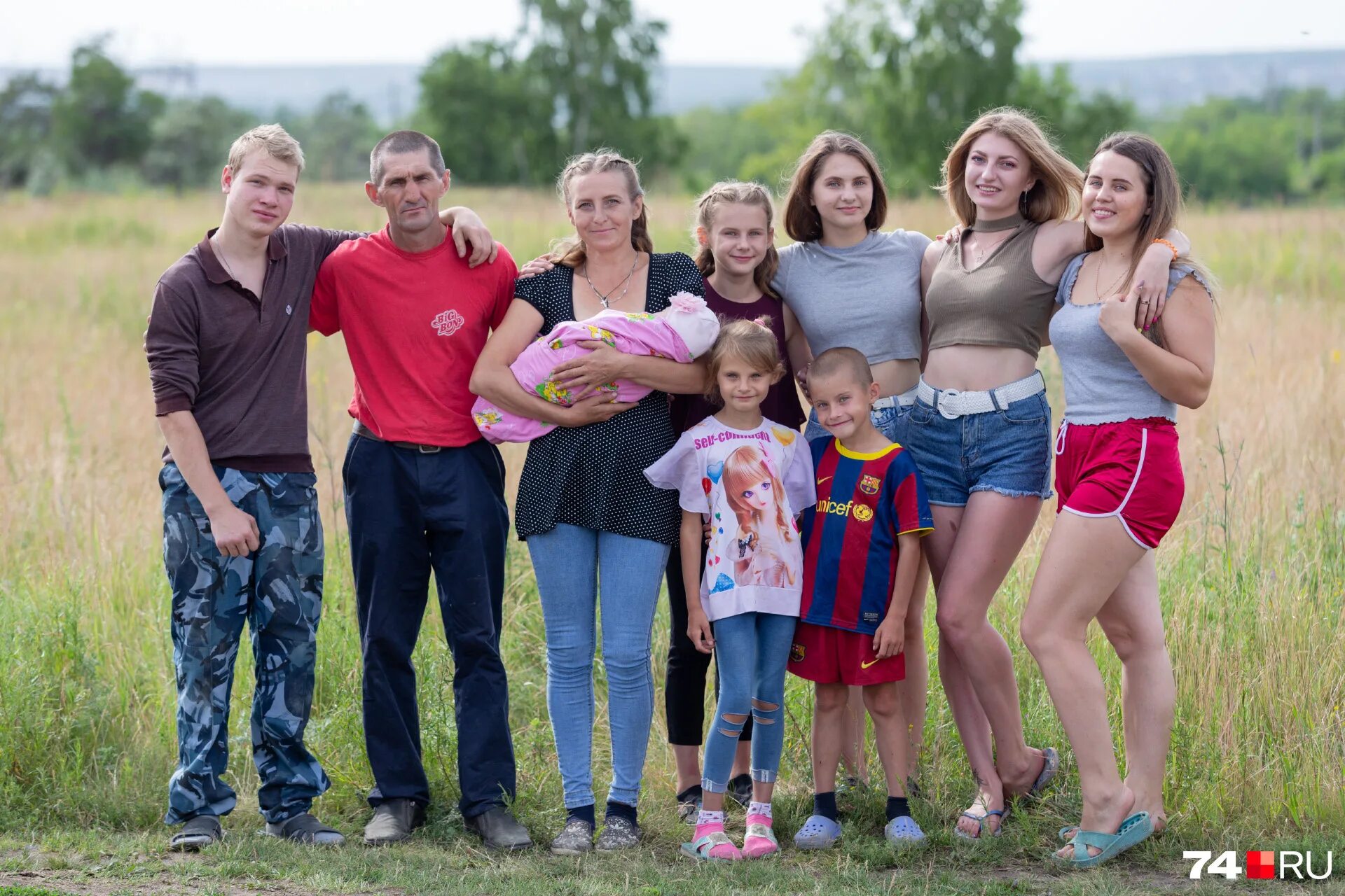 Куда сходить многодетной семье. Куда сходить многодетной семье. Поддержка многодетных семей. Многодетная семья в квартире. Куда сходить многодетной семье.