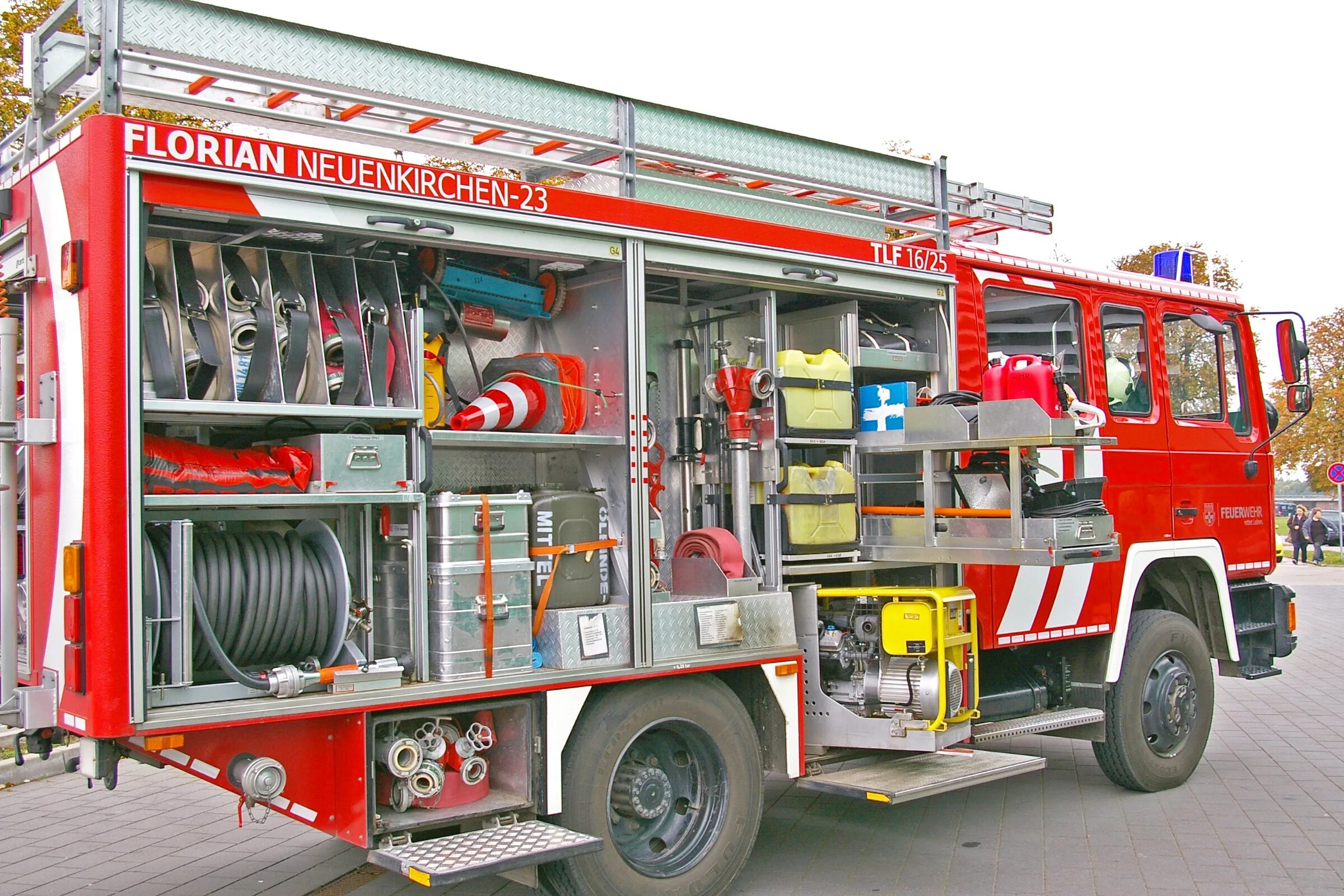 Пожарный автомобиль оборудованный. Пожарная машина. Пожарный автомобиль. Оснащение пожарного автомобиля.