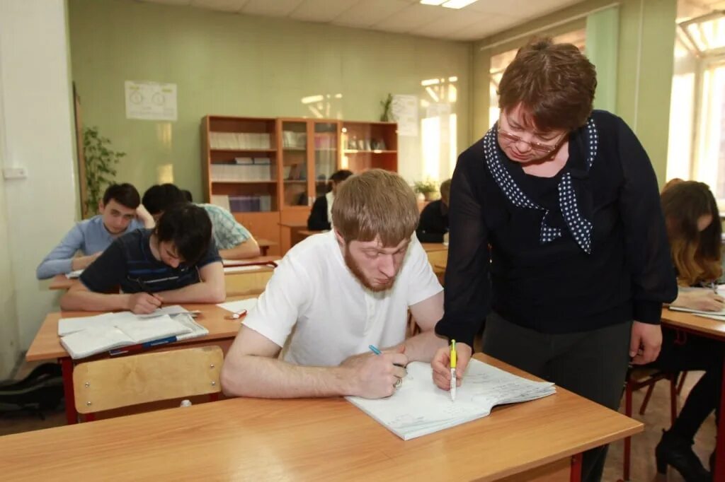 Можно ли закончить 10 классов. Вечерняя школа. Вечерняя школа для взрослых. Вечерний класс в школе. 10 Класс в вечерней школе.