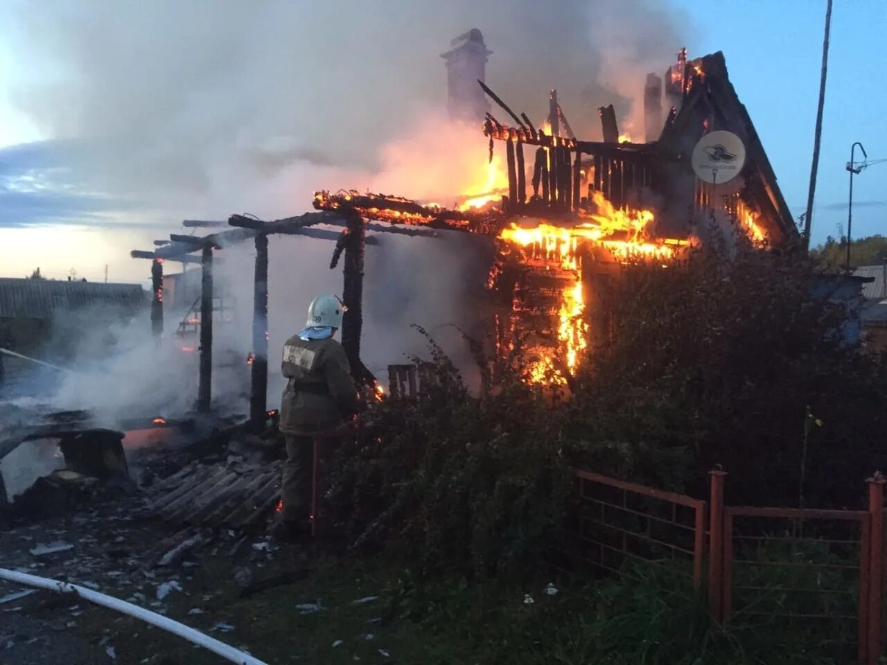 Круглое сгорел. Пожар в Берёзовском Свердловской области. Горят надворные постройки. Сгоревший дом. Пожар в деревне.