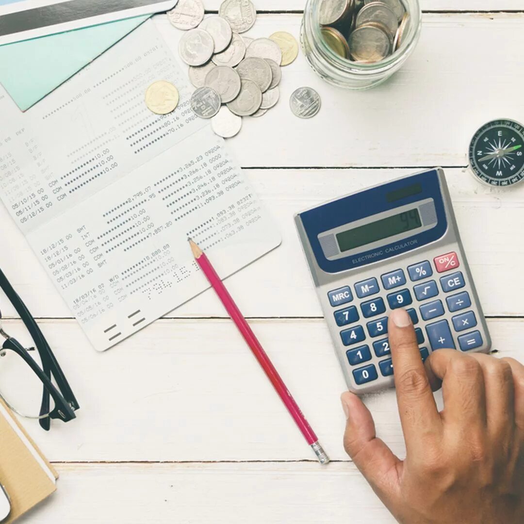 Учет финансов. Девушка экономист. Финансы и бухгалтерский учет. Разработка бухучета. Финансы и бухгалтерский учет.