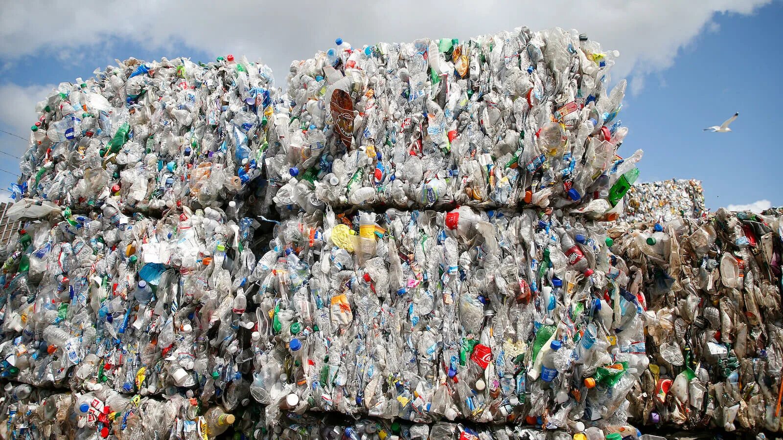 Черные мусорные пакеты с ручками. Big plastic. Waste for plastic photo for the wall. Waste and recycling. Самый большой полиэтиленовый мешок.
