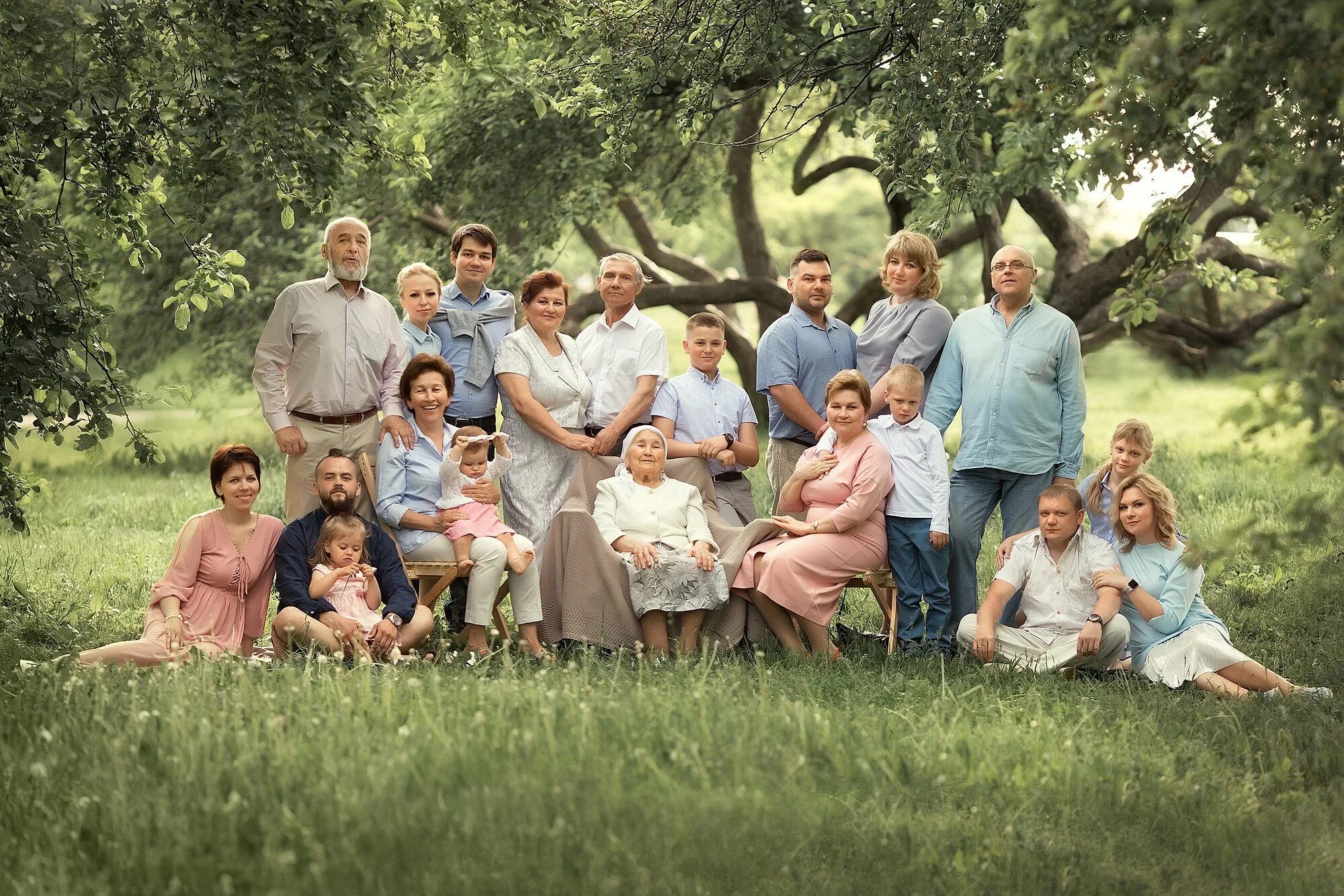 6 поколений семьи. Большая семья. Большая счастливая семья. Фотосессия большой семьи. Семья несколько поколений.
