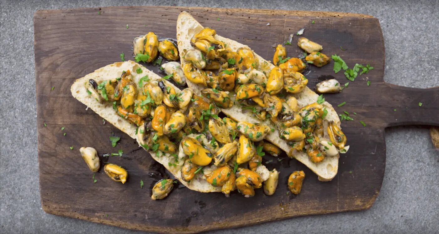 Пожарить мидии с чесноком. Мидии в чесночно соевом соусе. Мидии в соевом соусе. Жареные мидии. Мидии с чесноком.