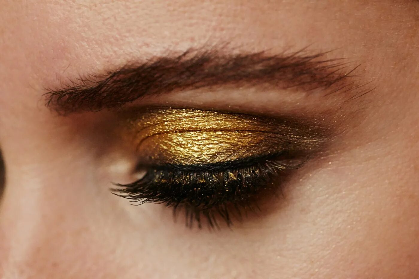 Макияж с золотыми тенями. Макияж глаз с золотыми тенями. Золотисто бронзовый макияж глаз. Макияж век в золотистых тонах.