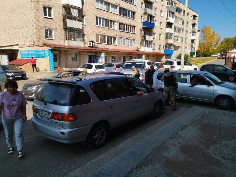 Задержали двоих мужчин. Чита погоня около дом быта. Задержание Чита Шилка 2022023.