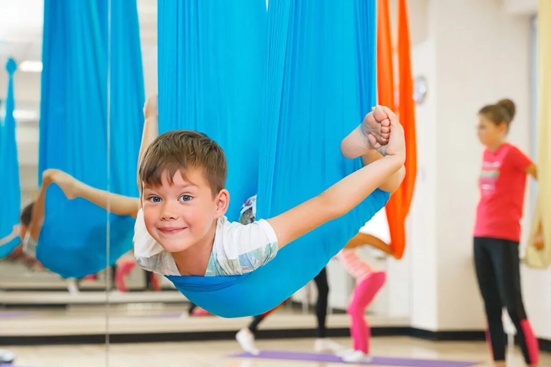 5 упражнений для детей. Воздушная йога для детей. Растяжка для детей. Аэройога для детей. Йога в гамаках для детей.