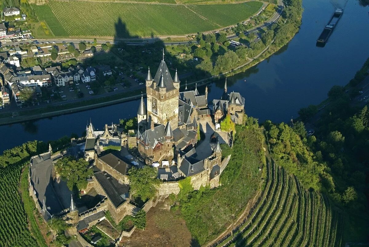 Самый крупный монастырь в европе. Замок Кохем Германия. Замок Райхсбург Германия. Имперский замок Кохем. Замок Райхсбург в Кохеме Германия.