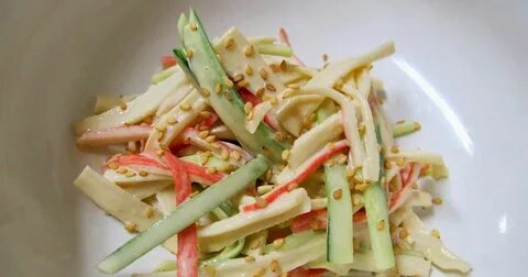 Крабовые палочки с солеными огурцами