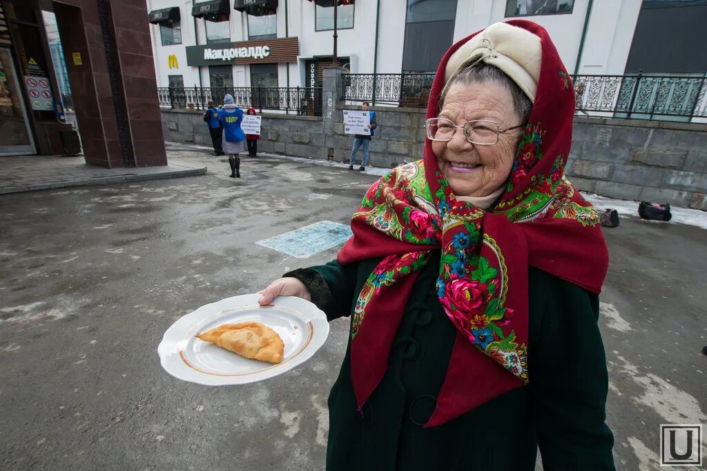 Бабка с пирожками. Бабки продающие пирожки. Бабушка продает пирожки. Бабушка с пирожками на улице.