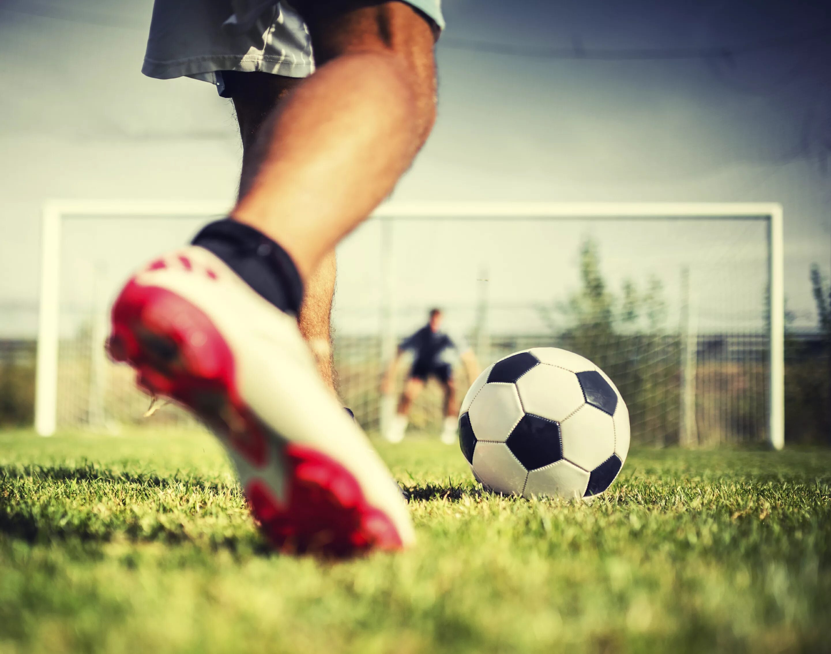 Футбол это игра двух. Футбол нога мяч. Нога на мяче. Футбольный мяч на поле. Фотосессия на футбольном поле.