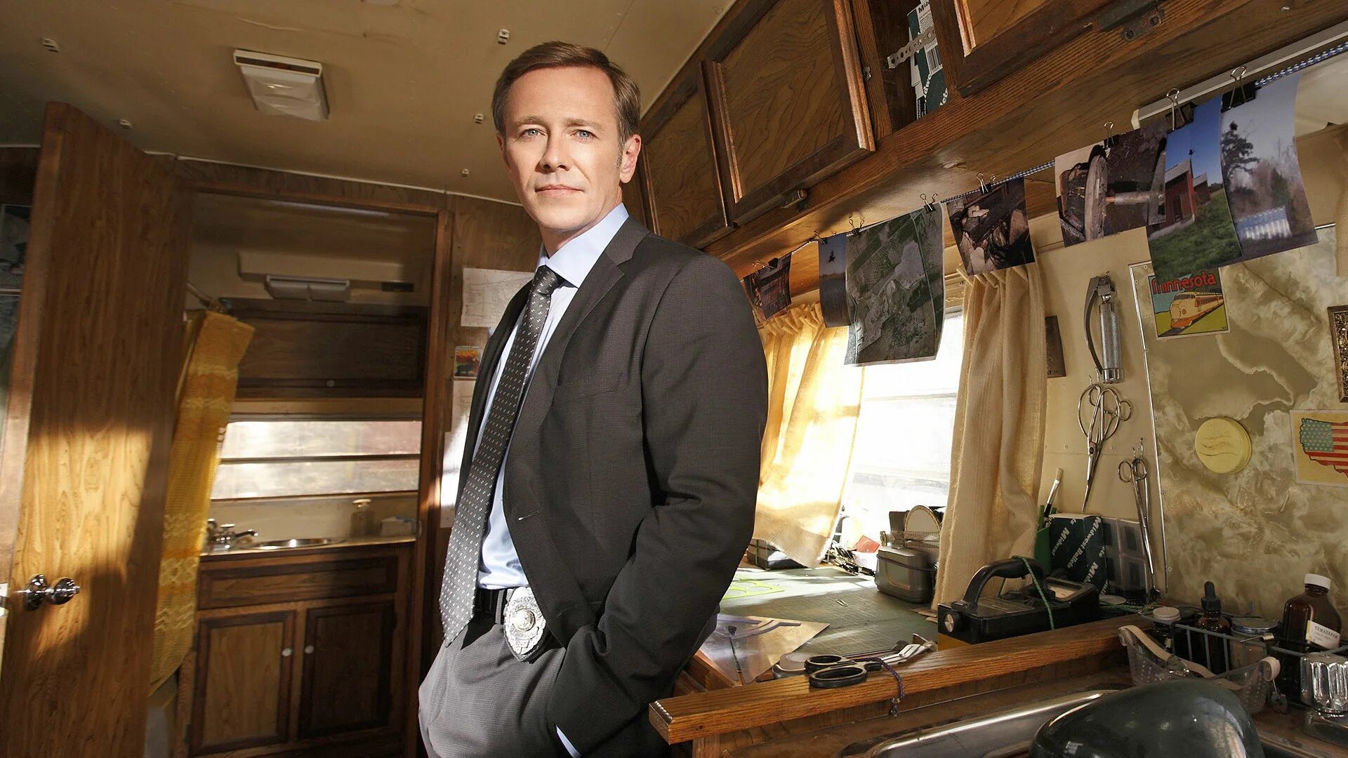 счастливый город 2 сезон. счастливый город. счастливый город. питер аутербридж. счастливый город сериал постер.