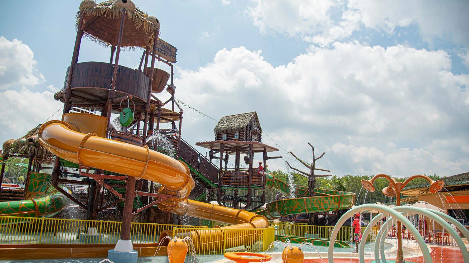Блю три пхукет аквапарк. Аквапарк банг тао. Blue tree lagoon аквапарк. Блю три пхукет аквапарк. Blue tree пхукет.