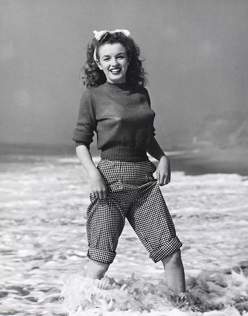 Мэрилин монро в нью йорке. Мэрилин редкие фото. Андре де дьен мерлин монро. Мэрилин монро показывает фигу. Редкие кадры мерлин монро.