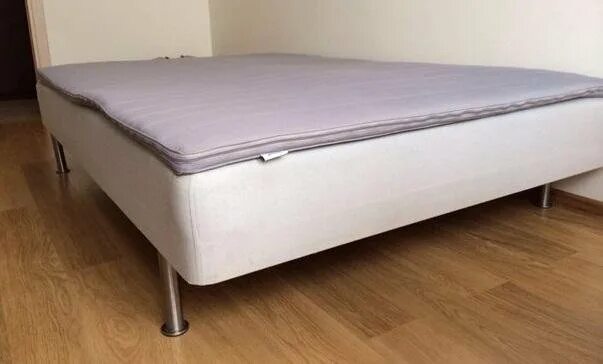 Кровать с матрасом на ножках. Design wood кровать модерн. Матрас на ножках. Кровать с деревянным изголовьем. Кровать кинг сайз лофт.