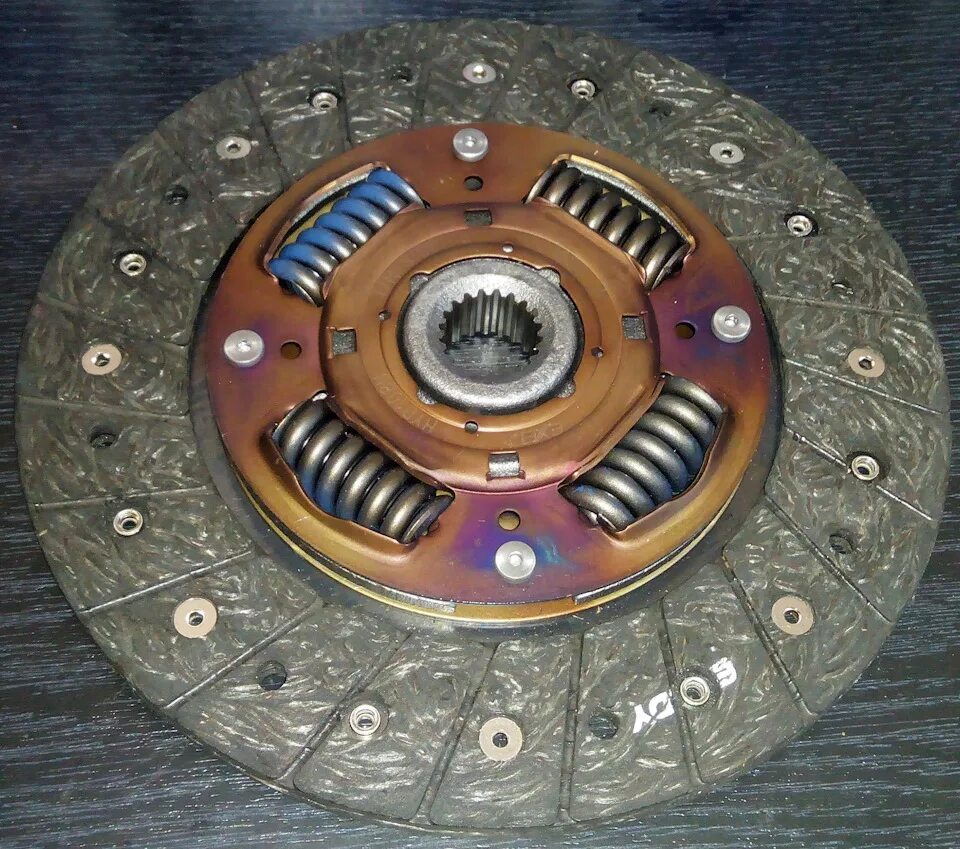 Износ диска сцепления ваз. Плохой диск сцепления. Сгоревший диск сцепления. Стертый диск сцепления. Износ накладок диска сцепления ваз 21213.