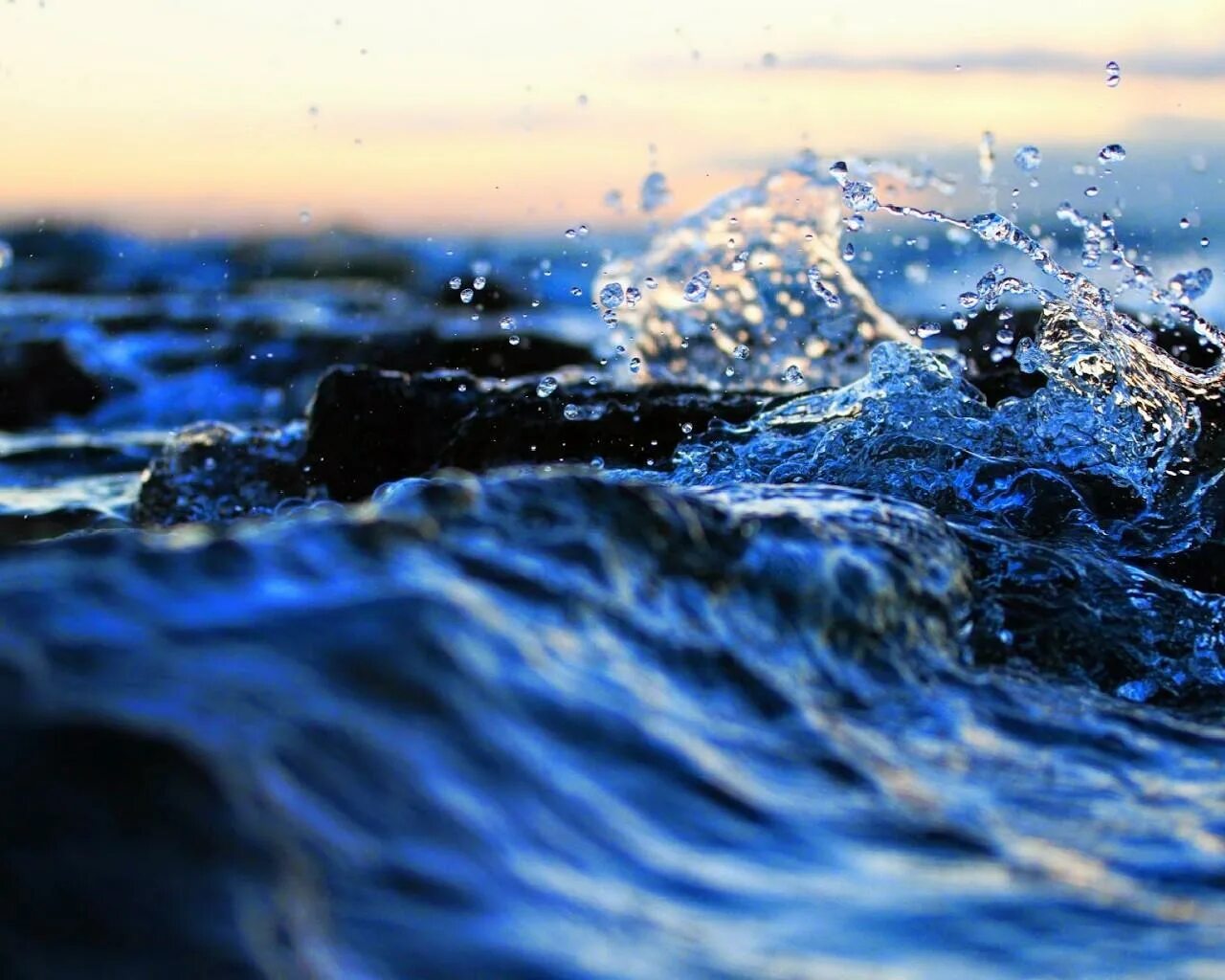 Слышишь воду. Вода. Вода картинки. Красивая вода. Брызги воды.