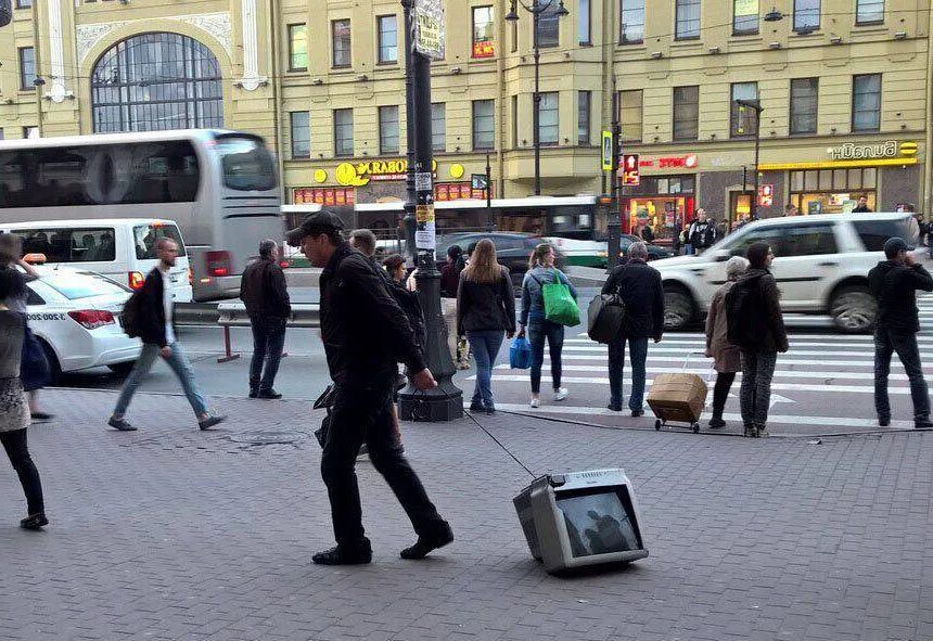 Странная ситуация. Странные вещи на улице. Абсурдная ситуация. Странное поведение людей. Нелепый поступок как пишется