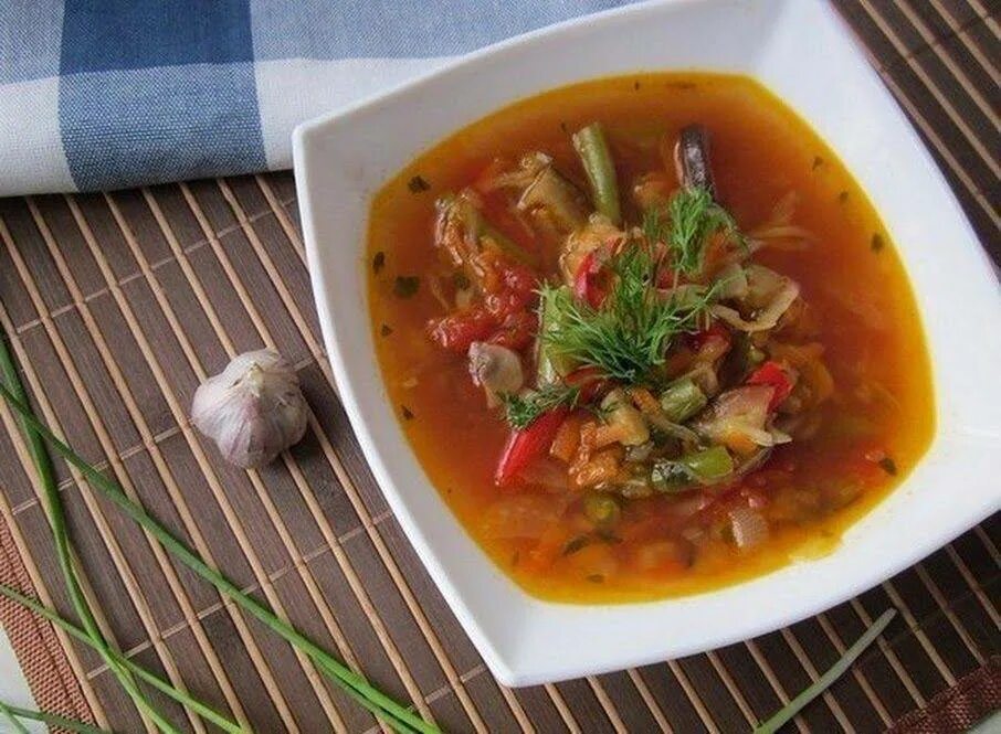 Рецепт супа с домашней колбасой. Первые блюда. Суп из куриных сердечек. Фасолевый суп с колбасой. Польский овощной суп.