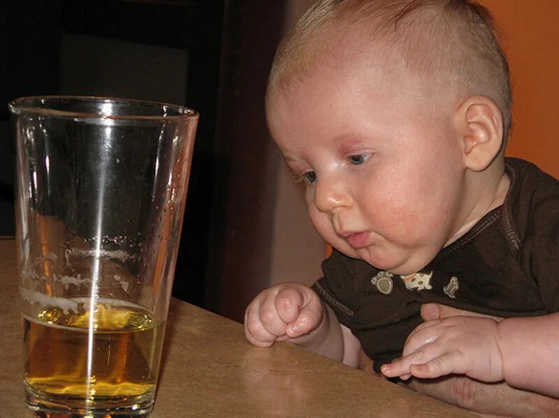 Пивные дети. Ребенок с пивом. Дети пьют пиво. Пьющий ребенок.