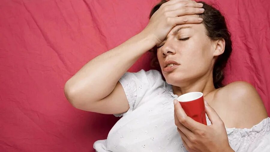 Сильно болит после. Мышечные судороги. Девушка с головной болью. Тошнота. Мужик с головной болью.