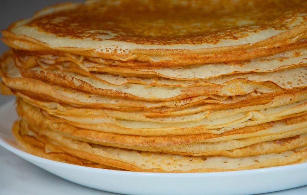 Блины на кефире. Блины на тарелке. Блины на заварном тесте. Кружевные блины на кефире. Ажурные блинчики.