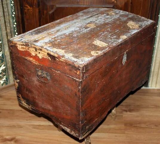 Отреставрированный старинный сундук. Старинный сундук. Сундук свердловский обллеспромсоюз. Сундук деревянный большой. Сундук обитый железом.
