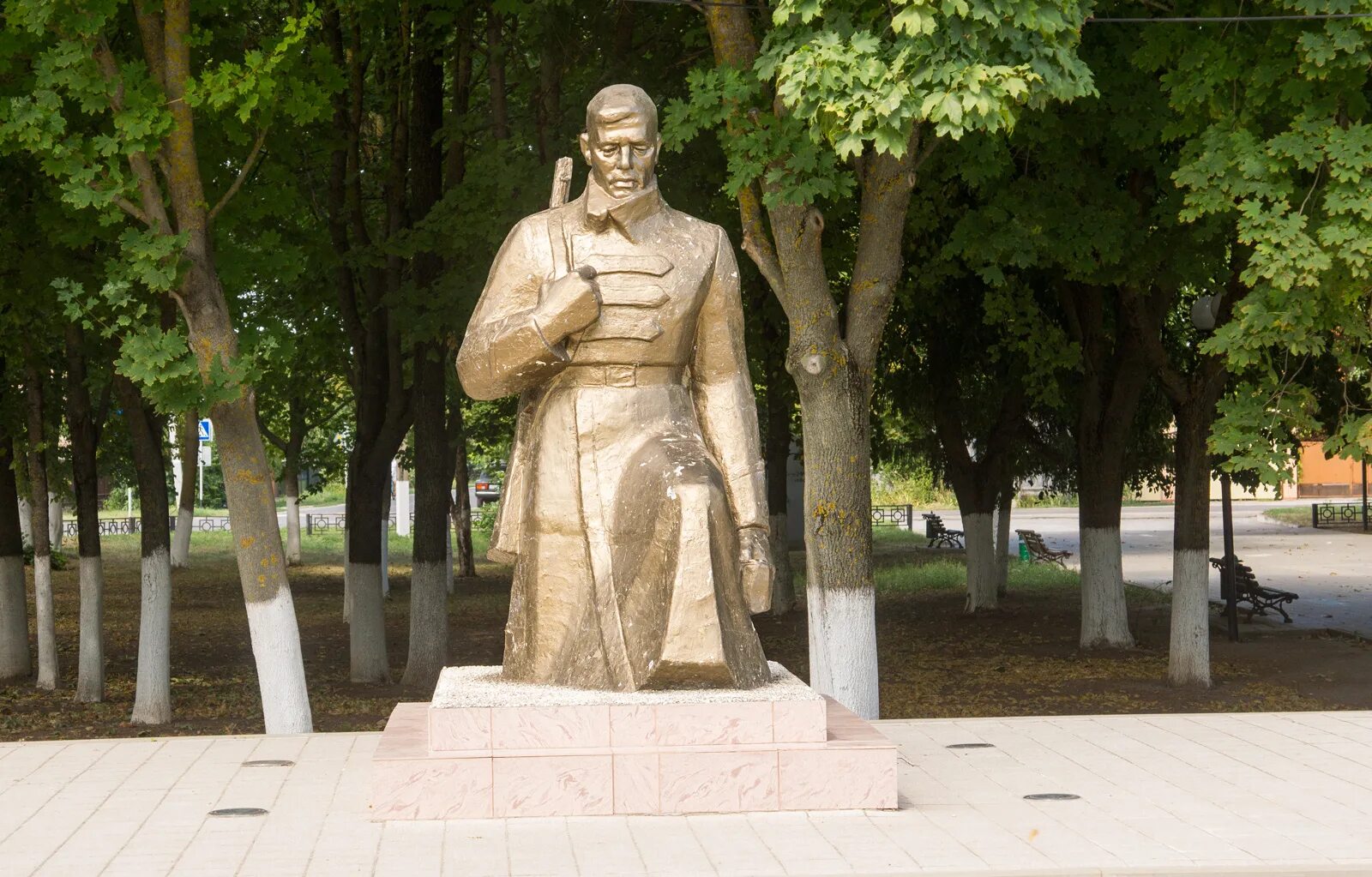 Свободный приморско ахтарский краснодарский край. Приморско-Ахтарск памятник Крамаренко. Памятник Бахчиванджи Приморско-Ахтарск. Приморско-Ахтарск Краснодарский край памятник Ленина. Парк Крамаренко Приморско-Ахтарск.