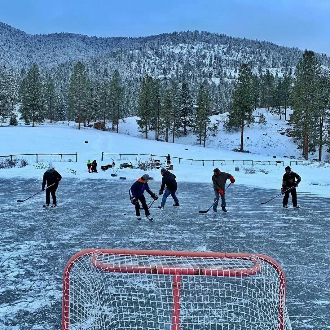 Хоккей места россии. Хоккей. Хоккей на озере. Каток хоккей. Игра" хоккей".
