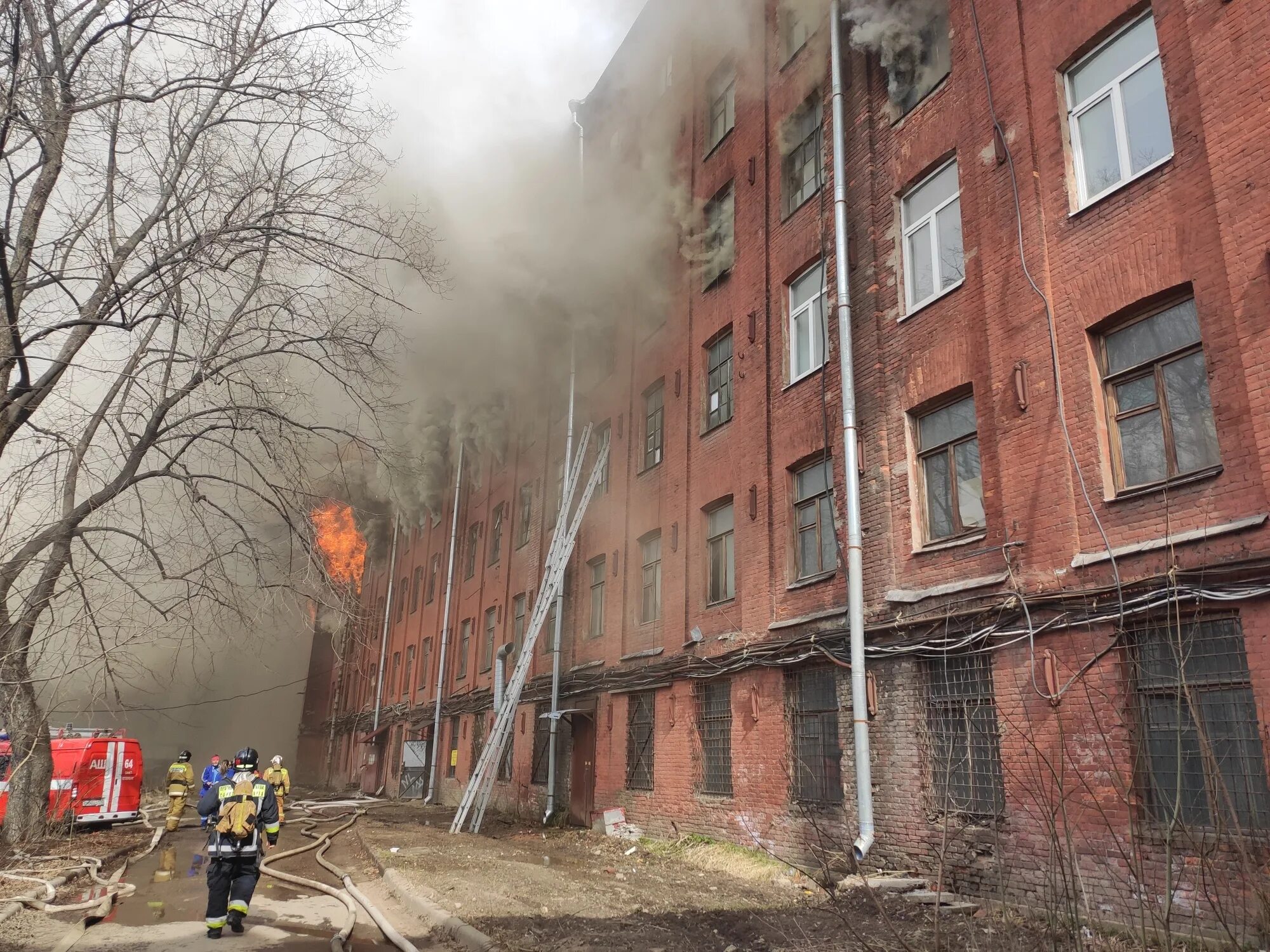 Невская мануфактура октябрьская набережная 50. Пожар на невской мануфактуре в спб 2021. Пожар на магнитогорской улице. Фабрика невская мануфактура в петербурге. Невская мануфактура санкт-петербург до пожара.