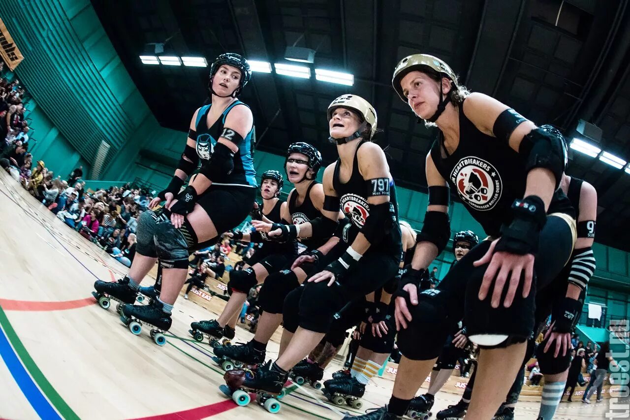Роллер дерби питер. Дерби спорт на роликах. Роллер дерби. Роллер дерби женские. Роллер дерби женские.