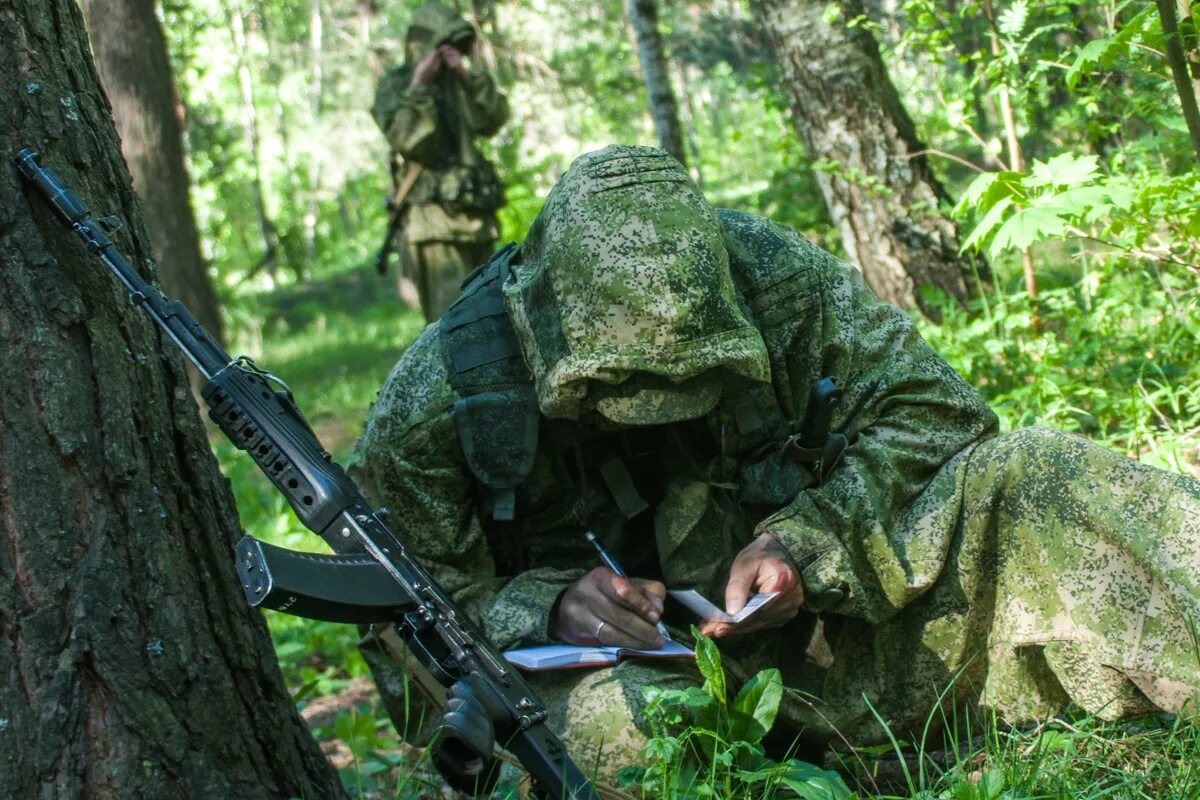 Боевой дозор. Радист разведчик спецназа гру. Армия России разведка. Спецназ военной разведки. Военные в лесу.