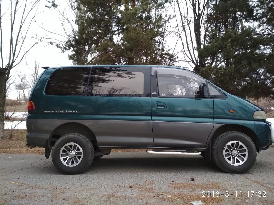 Delica поколения. Mitsubishi Delica 4 поколение. Митсубиси Делика 1995 3 поколение. Mitsubishi Delica 1995 поколение минивэн. Митсубиси Делика 4х4 4 поколения.